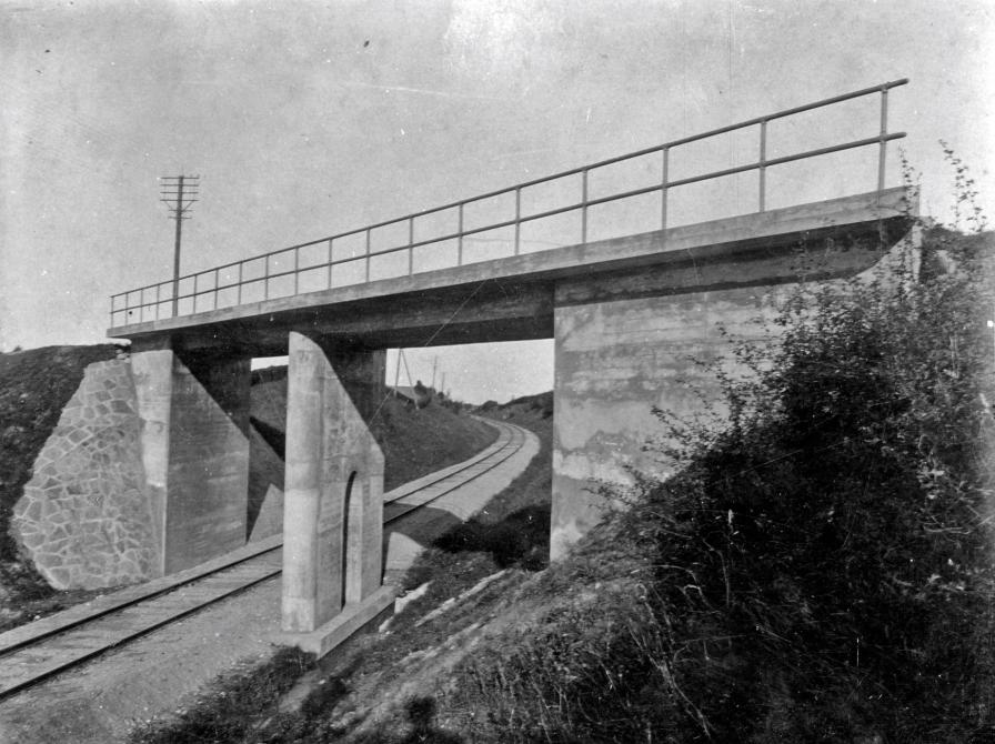 Jernbanebroen på Raunsbjergvej lige syd for Buske ved Kirke Hvalsø (ca. 1900 - 1930)